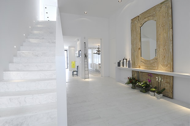 Los espacios amplios, como esta vivienda de Sotogrande, es otra de las tendencias en interiorismo y decoración en 2022