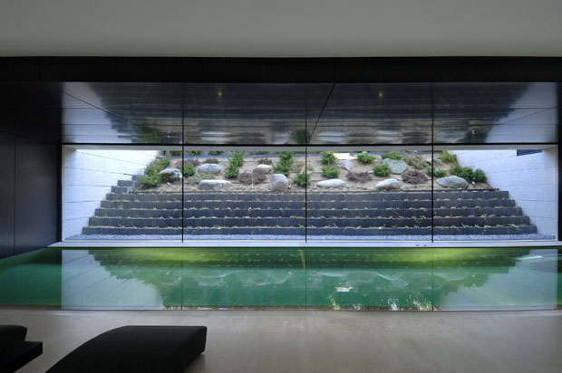 Gran ventanal de una vivienda en Madrid que facilita la entrada de luz natural