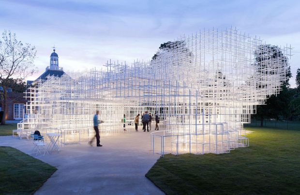 Proyecto de arquitectura efímera de un pabellón de la Serpentine Gallery en 2013 diseñado por Sou Fujimoto.