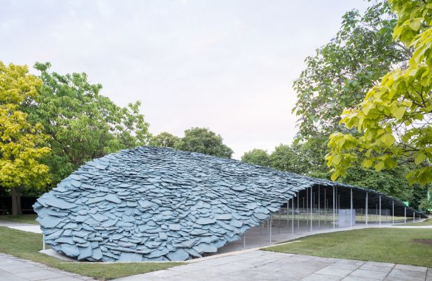 Proyecto de arquitectura efímera de un pabellón de la Serpentine Gallery en 2019 diseñado por Junya Ishigami.