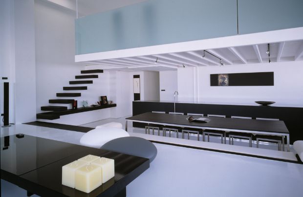 espacio loft de estilo minimalista diseñado por a-cero que integra cocina con el comedor, el salón y dormitorio en doble altura volcando a este espacio