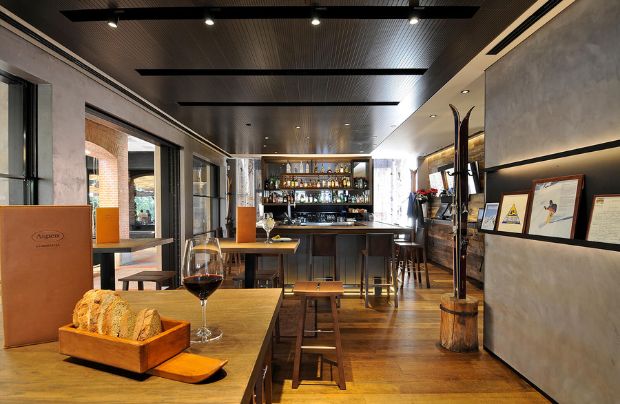 proyecto de diseño de restaurantes de A-cero en La Moraleja. El restaurante Aspen es amplio y moderno con materiales de gran acabado.