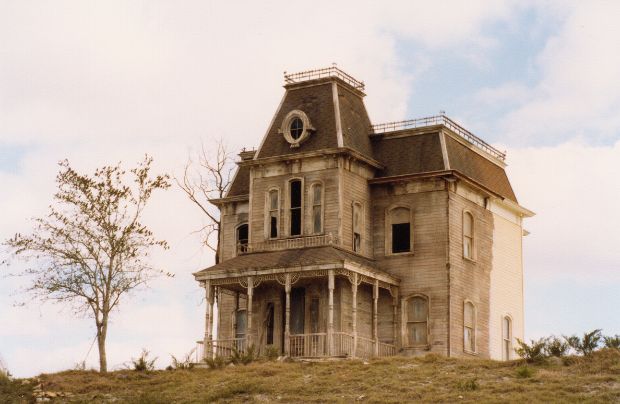 la casa de la película de Psicosis donde reside la familia Bates sobre una colina