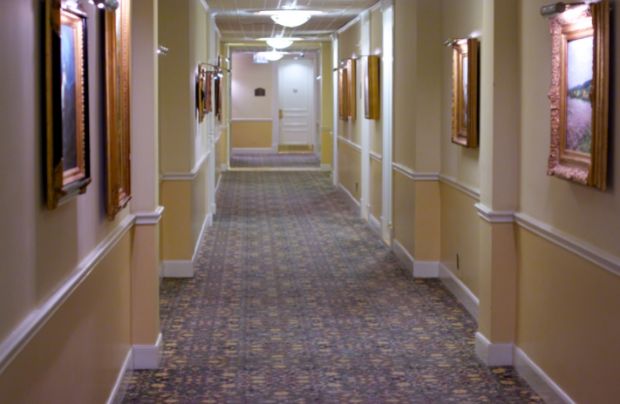 el pasillo del hotel Timberline Lodge en Oregón donde se rodó la película de El resplandor