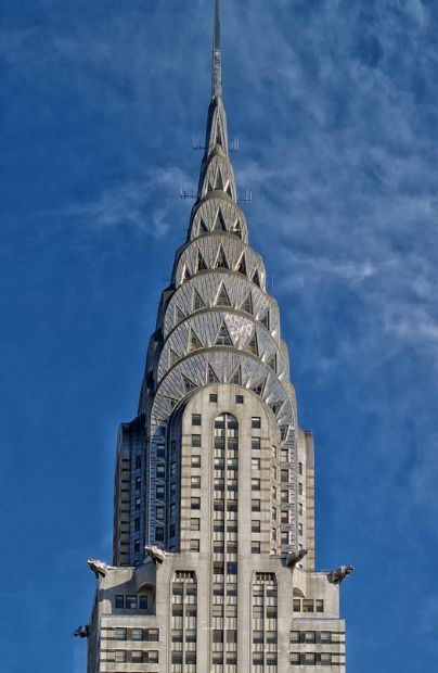 la cima del edificio Chrysler de Nueva York decorada con pináculos y ornamentos propios de la arquitectura de estilo Art Déco