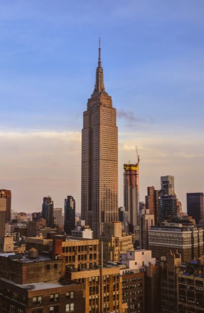 el Empire State Building es uno de los edificios de Nueva York más famosos y uno de los primeros rascacielos que se construyeron