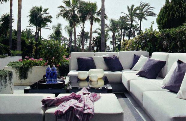 terraza decorada con flores y plantas en una vivienda vacacional de Marbella diseñada por A-cero