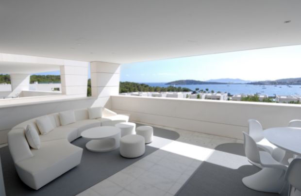proyecto de A-cero de una terraza de un apartamento en Ibiza con decoración en blanco