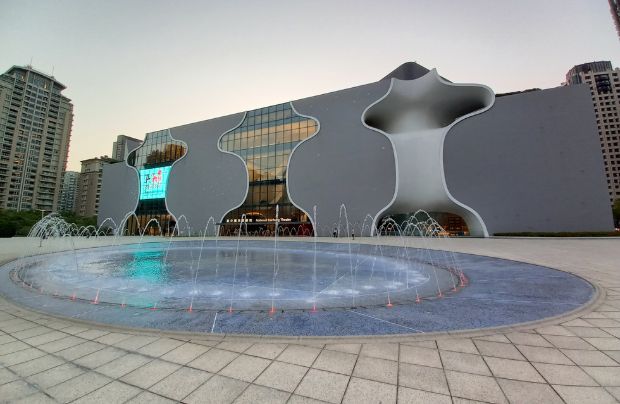 el Teatro Nacional de Taichung situado en Ciudad de Taichung, Taiwán frente a una fuente de agua