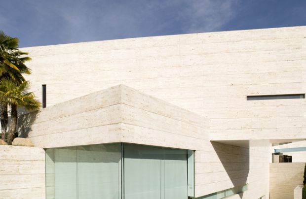 una fachada de mármol travertino romano de una vivienda de Madrid diseñada por A-cero