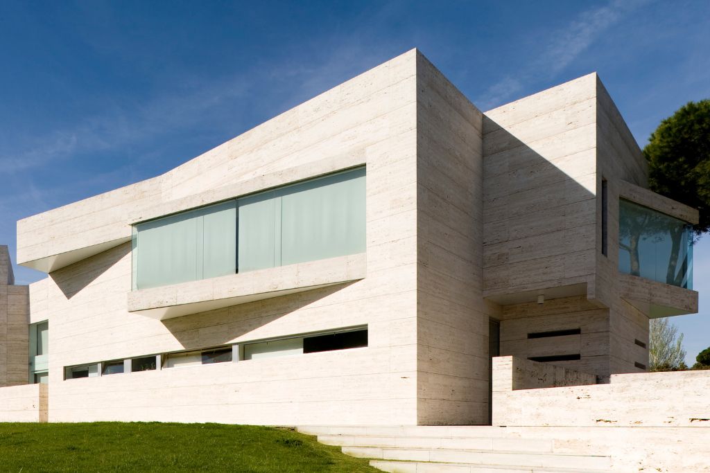 una vivienda de mármol travertino diseñada por A-cero en Madrid