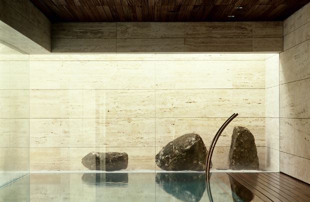 un spa de mármol travertino romano diseñado por A-cero en una vivienda de Madrid