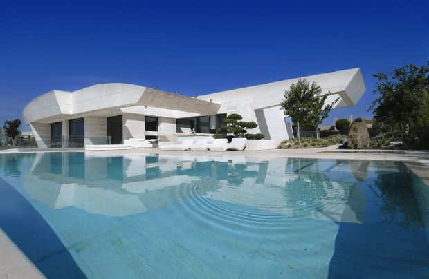 un chalet con piscina de lujo elegante diseñada por A-cero en una vivienda de Madrid