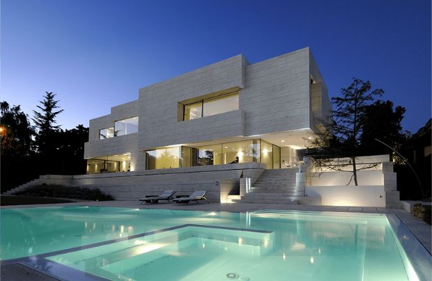 una piscina diseñada por A-cero en una vivienda unifamiliar en Madrid