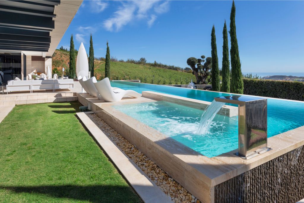 piscinas de lujo exteriores e interiores diseñadas por A-cero en viviendas